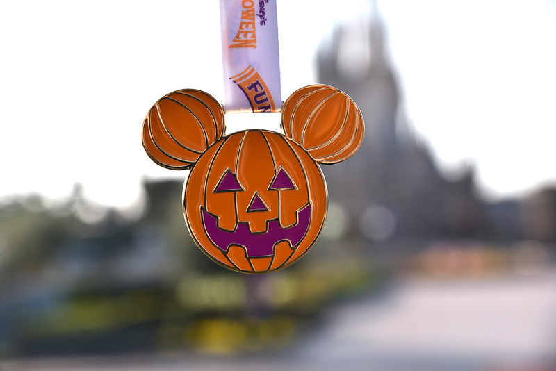 参加者全員に完走メダルをプレゼント。ミッキーシェイプのかぼちゃデザインが愛らしい