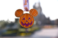 サプライズの連続で歓喜のなかパークをrun 東京ディズニーランドで ディズニー ハロウィーン ファン アンド ラン 初開催 ディズニーのキャラクターに扮した約500名のゲストが朝一のパークを華麗にランニング トラベル Watch サプライズの連続で歓喜のなかパークをrun 東京ディズニーランドで ディズニー ハロウィーン ファン アンド ラン 初開催 ディズニーのキャラクターに扮した約500名のゲストが朝一のパークを華麗にランニング トラベル Watch