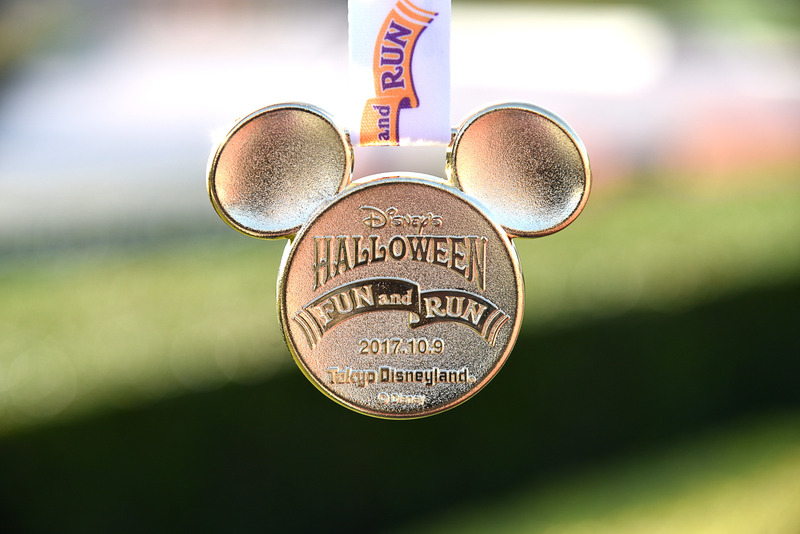 バックには、日付とイベントロゴなどを刻印