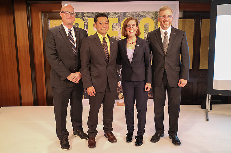 オレゴン州観光局は、オレゴン州知事来日を記念したプレスカンファレンスを開催した。写真左からオレゴン州観光局 グローバルセールス・アジア担当マネージャー グレッグ・エクハート氏、同理事 ケンジ・スガハラ氏、オレゴン州知事 ケイト・ブラウン氏、オレゴン州観光局 最高経営責任者 トッド・デヴィッドソン氏