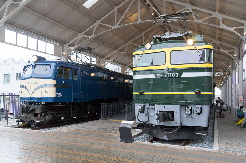 中庭を介してトワイライトプラザには、EF81形の引くトワイライトエクスプレスとEF58形を展示。上屋は旧京都駅のもの