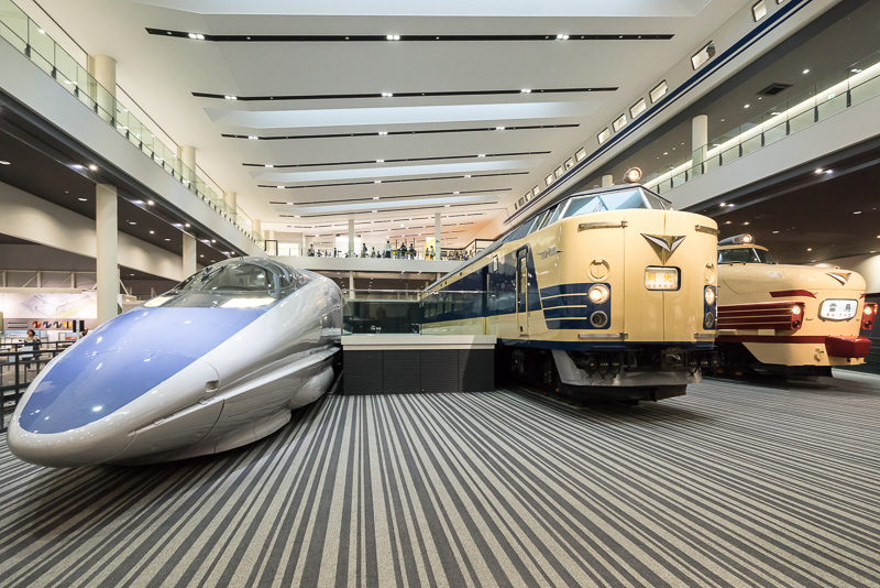 本館に入ると中央の大きな吹き抜けに、500系新幹線、クハネ581形35号車、クハ489形1号車が並んでいる