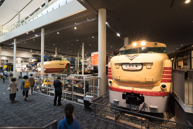 キハ81形、DD51形、クハ151形モックアップ、EF66形が並ぶ