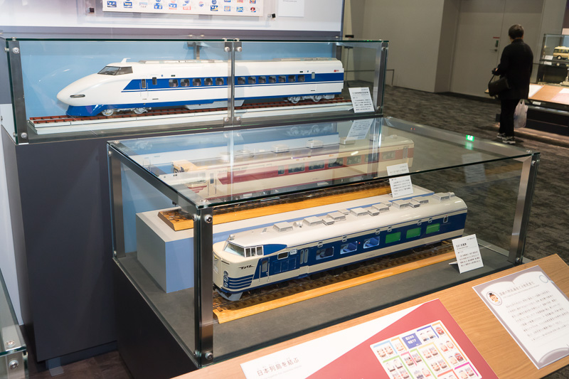 1/20スケールの模型車両も多数展示されている。一番上は100系新幹線