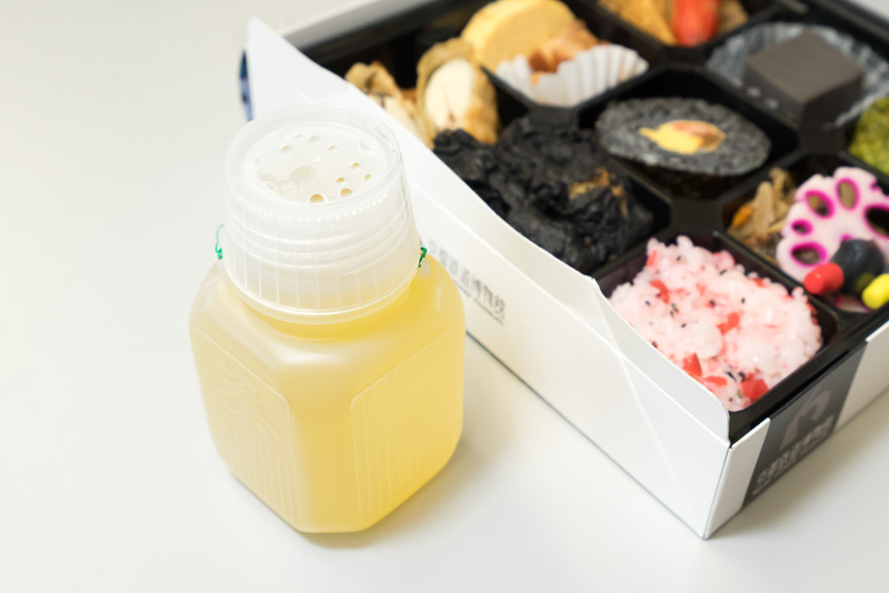 「昔懐かしいお茶」100円。昔のよりコンパクトになっているが、ペットボトル茶がまだ無かった頃に駅弁と一緒に売られていたプラスチックに入ったお茶。フタをコップにして飲む