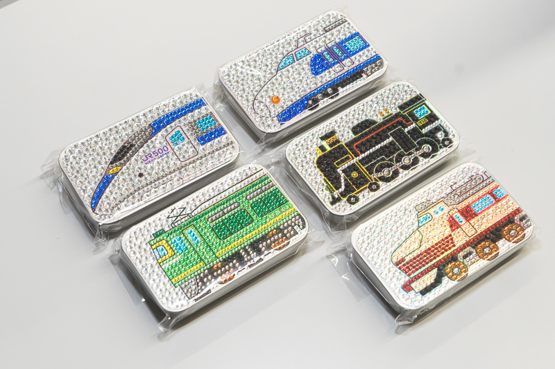 キラキラにデコられた缶ケース