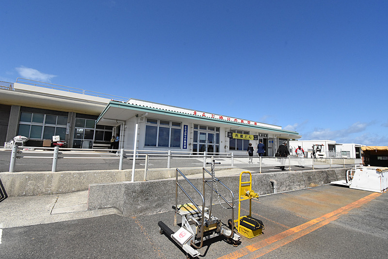 空港までは歩いて行く