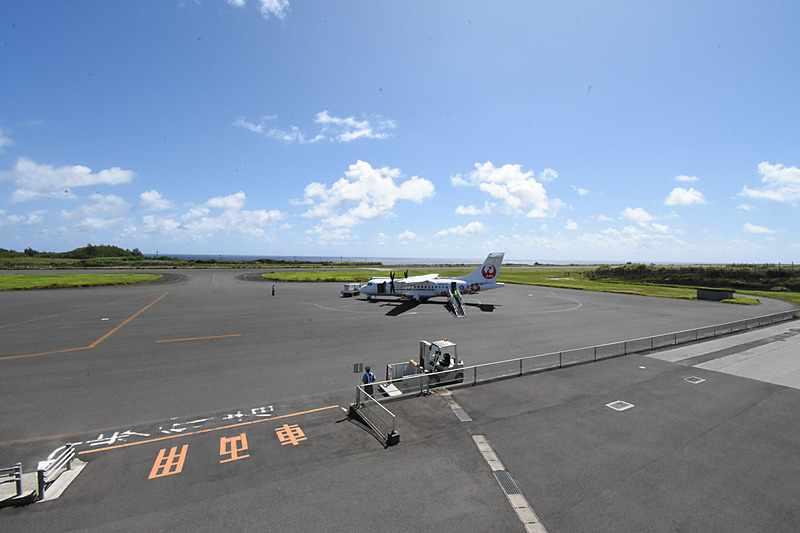 空港の屋上から見た飛行場の様子。折り返しのJC3804便の準備が行なわれている
