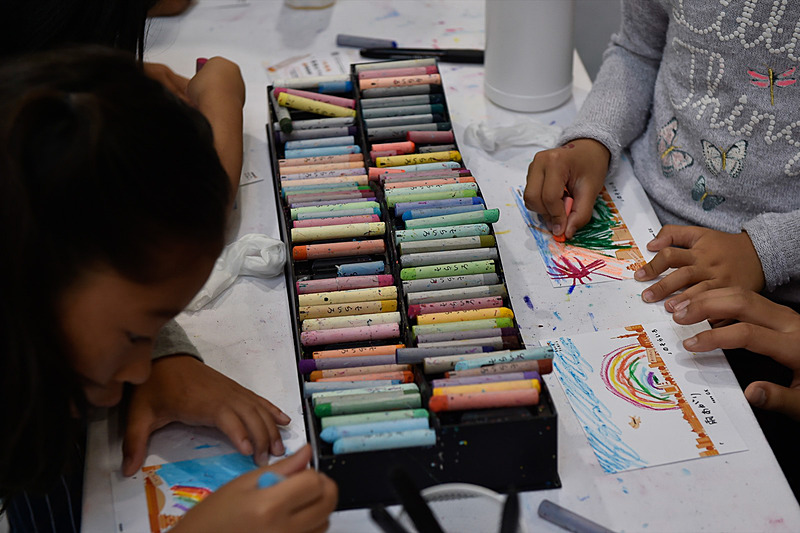 100色の「ジェットスターそらいろクレヨン」が用意されていた