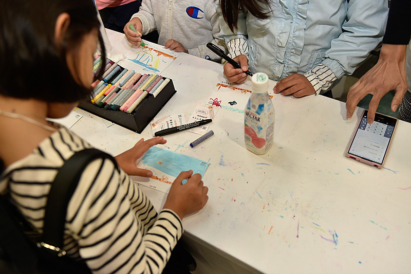 親子で一緒になって、“空”を描いていく