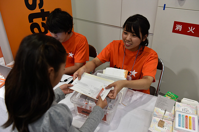 スキャンが終わると、スタッフが専用の封筒に入れてくれる。記念品のクレヨンもプレゼント