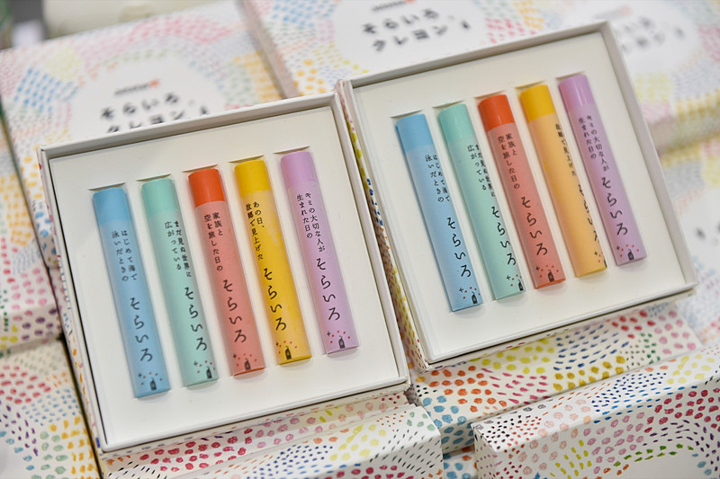 「空の日」イベント限定で販売される「ジェットスターそらいろクレヨン」は5色入りで850円