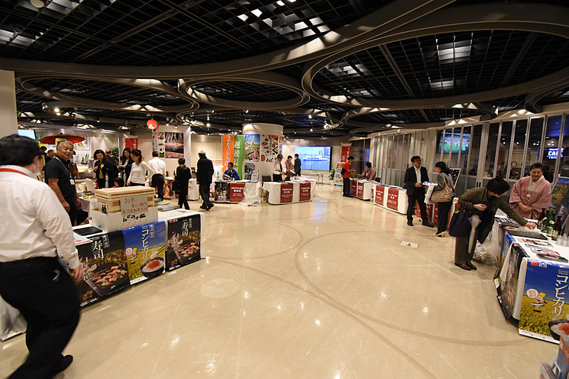 会場は東京駅直結の商業施設「KITTE」地下1階