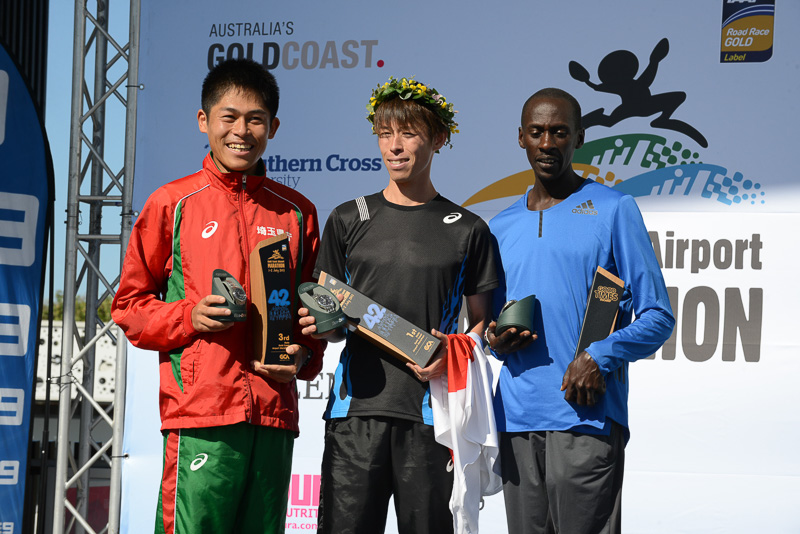 男子優勝は野口拓也選手（中央）、2位がKenneth Mungara選手（右）、3位が川内優輝選手（左）（画像提供：ゴールドコーストマラソン）