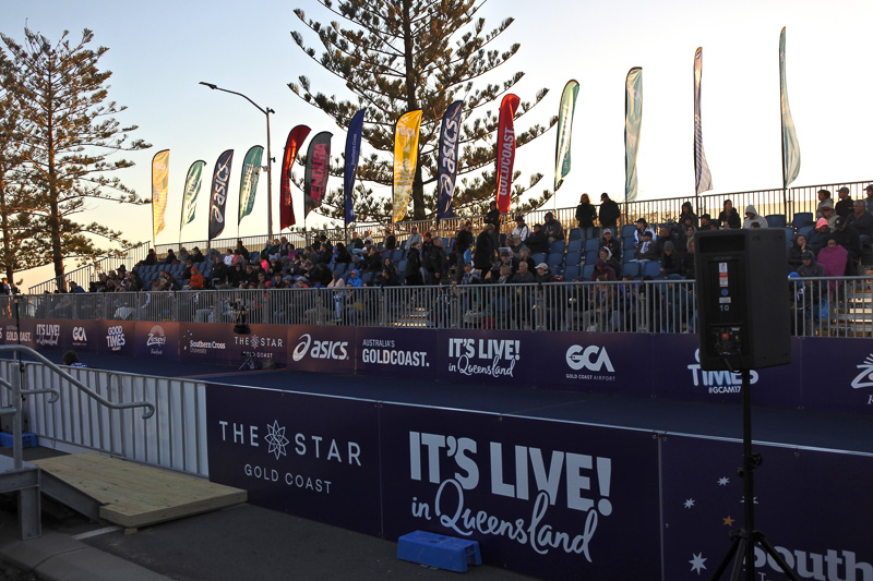 7時を過ぎるとあたりは明るくなり始めた。ハーフマラソンの優勝選手を迎えるべくゴール前ではオーディエンスの姿も