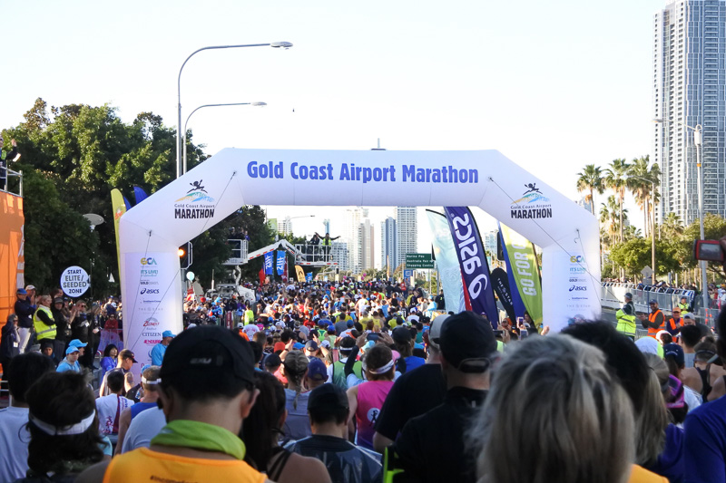 ランナーが続々と42.195kmのレースへと出発