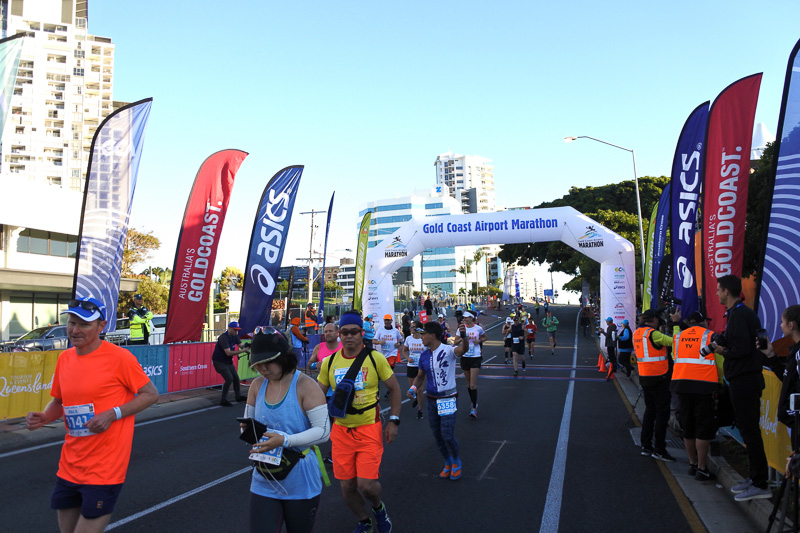 ランナーが続々と42.195kmのレースへと出発