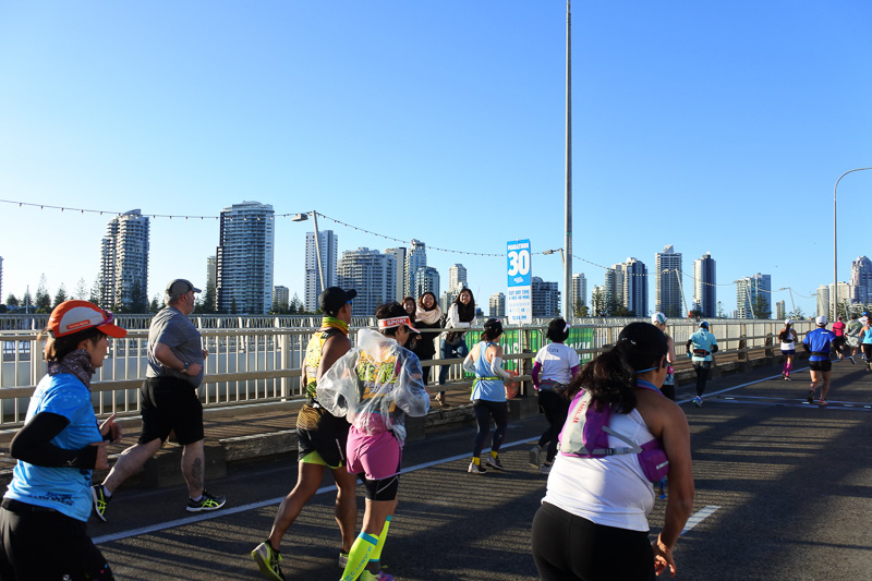 「メイン・ビーチ」を抜け「サンデールブリッジ」から高層ビル群を鑑賞しつつラン