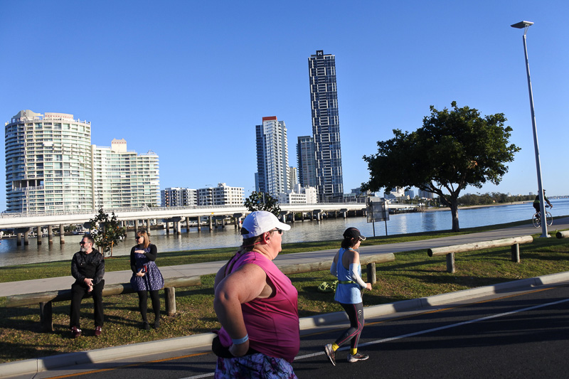 「メイン・ビーチ」を抜け「サンデールブリッジ」から高層ビル群を鑑賞しつつラン