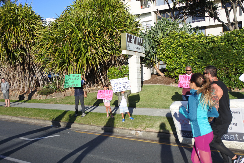 冬の寒い朝に応援する方に感謝！ と思うボードも