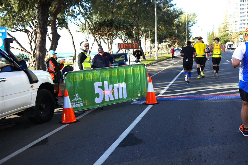 5kmを38分ほどで通過。5km地点は「サーファーズ・パラダイス」周辺のためコースのなかでも一番盛り上がる