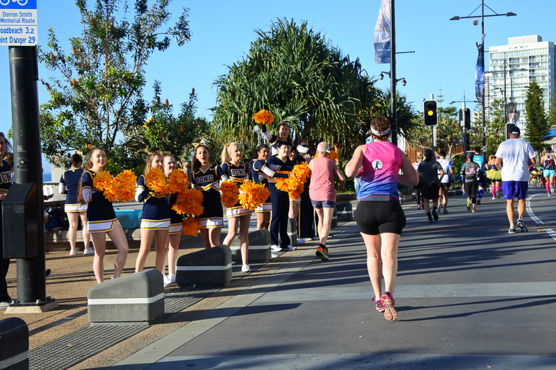 チアリーダーやブラスバンドが応援してくれる