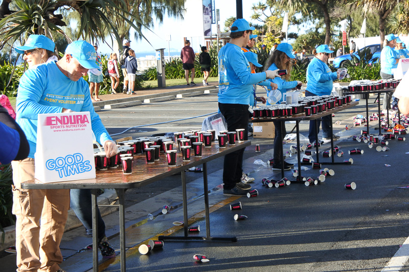 公式ドリンクの「ENDURA REHYDRATION PERFORMANCE FUEL（LEMON LIME）」は「リフレッシュメント・ステーション」で配布