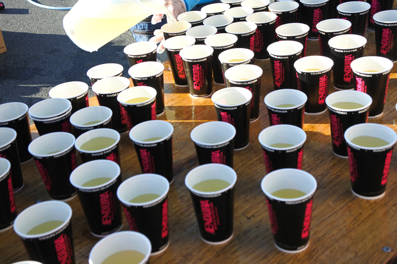 公式ドリンクの「ENDURA REHYDRATION PERFORMANCE FUEL（LEMON LIME）」は「リフレッシュメント・ステーション」で配布