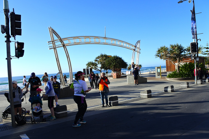 「サーファーズ・パラダイス」のアーチを横に朝の海岸沿いをしばらく走る