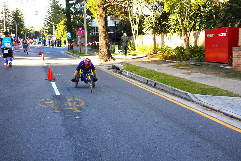 7km地点で23kmを走り終えたランナーとすれ違い、8km地点で24km地点の先頭集団と出会った