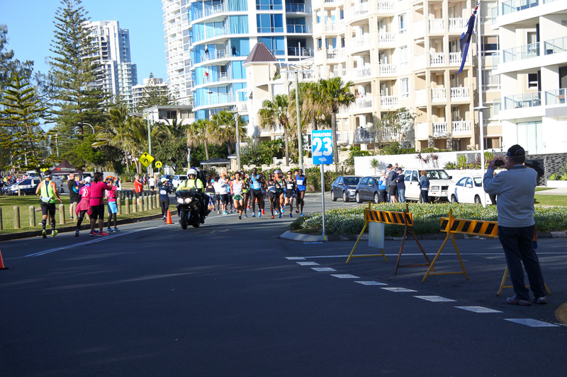 7km地点で23kmを走り終えたランナーとすれ違い、8km地点で24km地点の先頭集団と出会った