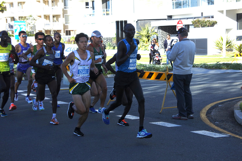 7km地点で23kmを走り終えたランナーとすれ違い、8km地点で24km地点の先頭集団と出会った