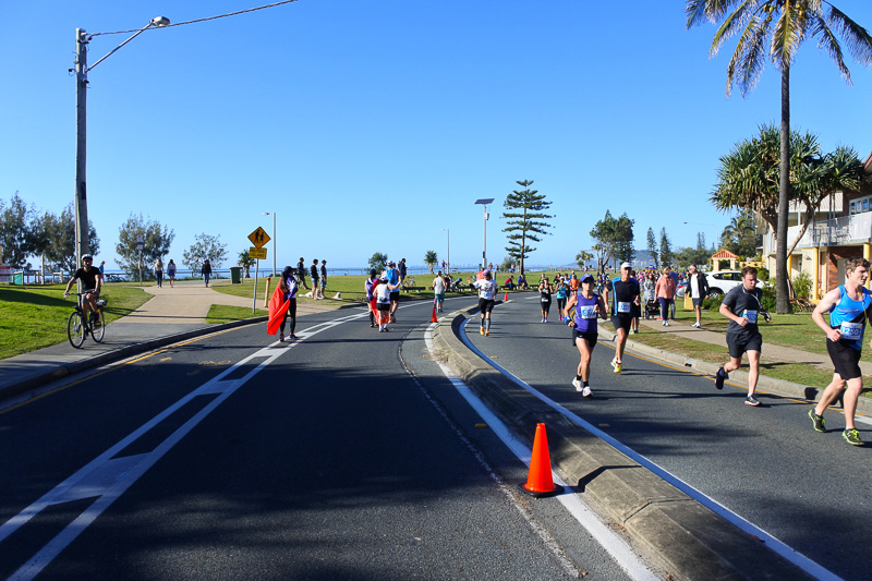 南側の折り返し地点。South of First Ave Burleigh Headsでは、ジャジーな3人組が迎えてくれた