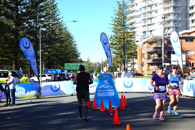 南側の折り返し地点。South of First Ave Burleigh Headsでは、ジャジーな3人組が迎えてくれた