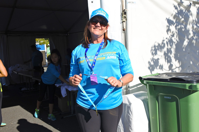 「リカバリーエリア」で完走メダルを首にかけてもらえる。その後、Tシャツなども渡される