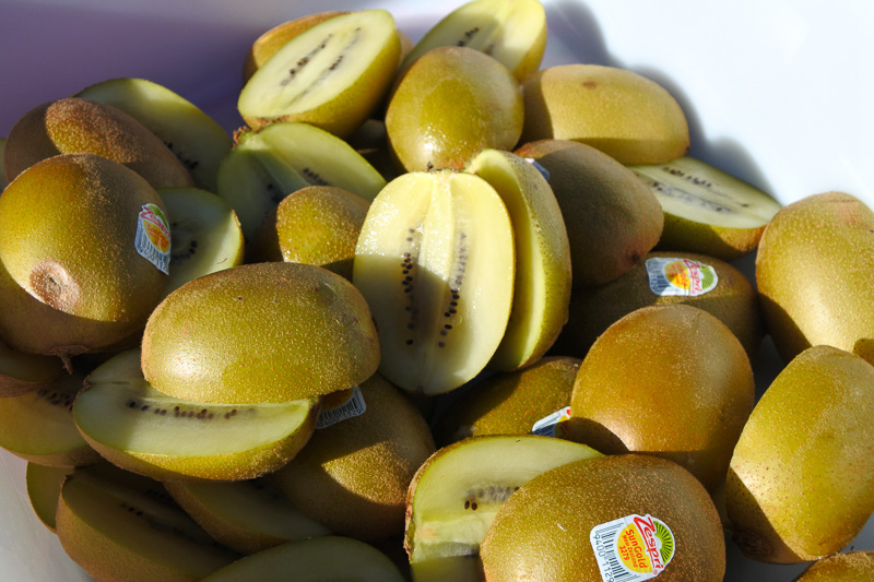 キウイとオレンジがどっさり置かれており、つまむことも