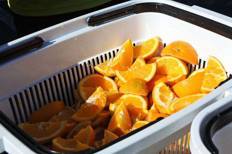 キウイとオレンジがどっさり置かれており、つまむことも