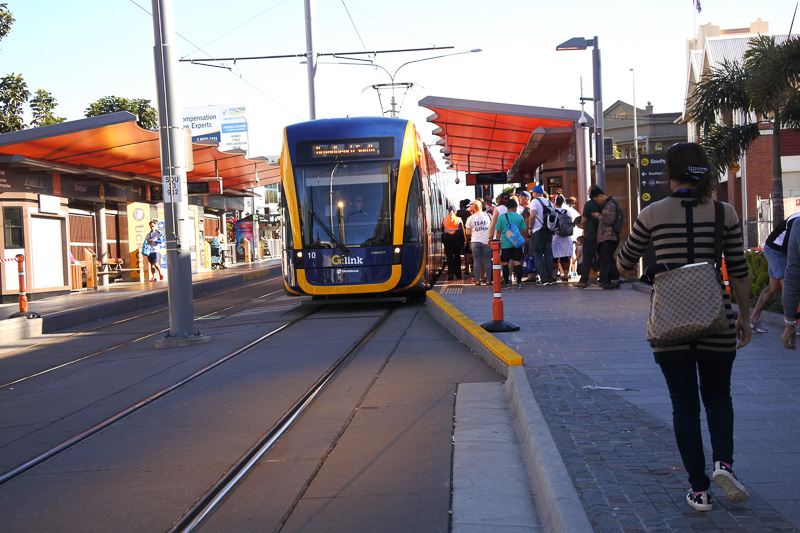 会場から歩いて10分ほどの「Southport Station」からライトレールでホテル直結の「Surfers Paradise」まで帰ることにした