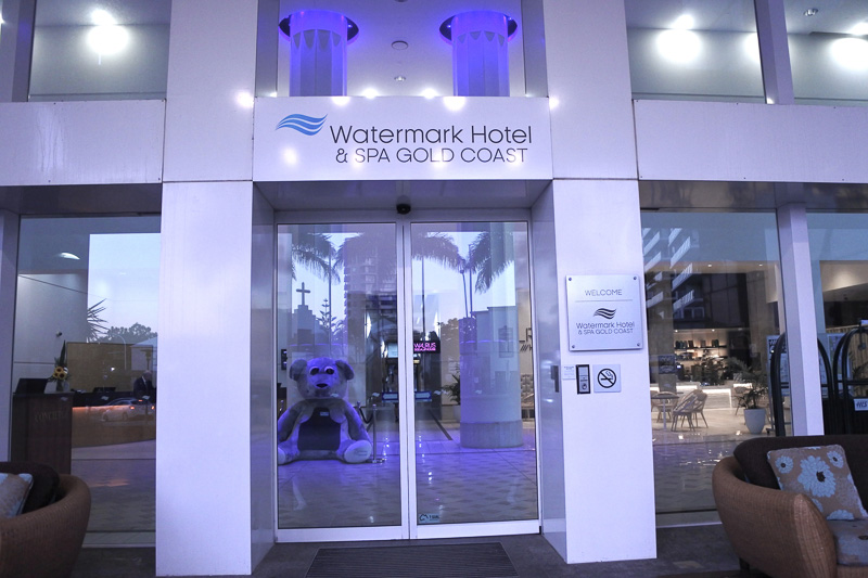 駅近、海近な立地に建つ「WATERMARK HOTEL & SPA GOLD COAST」。館内の「WALRUS SOCIAL HOUSE」も人気
