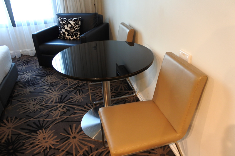 ベッドの正面には、テレビとテーブル、椅子を用意