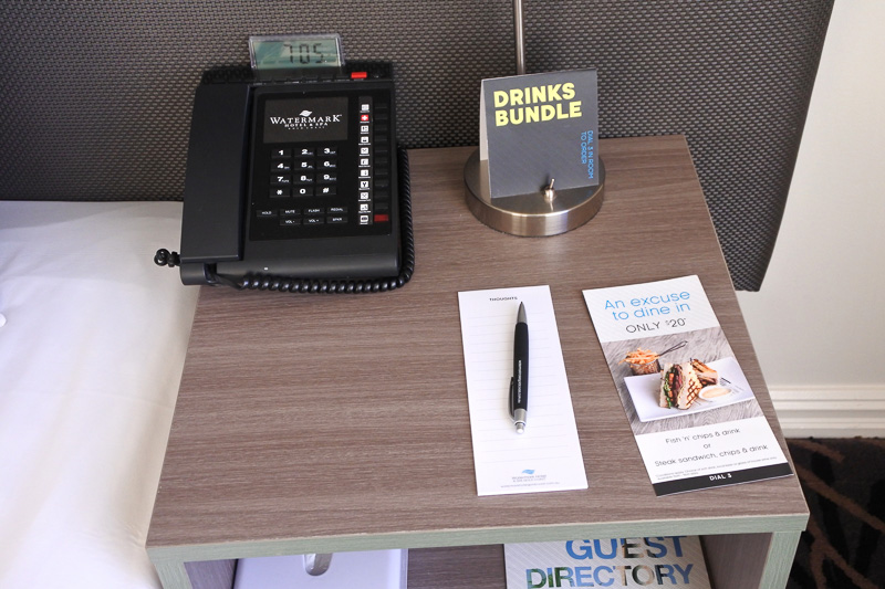 ベッド横にはサイドテーブルがあり、メモや内線などを設置