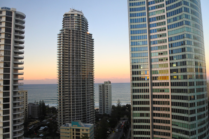 窓からの景色はビルと海
