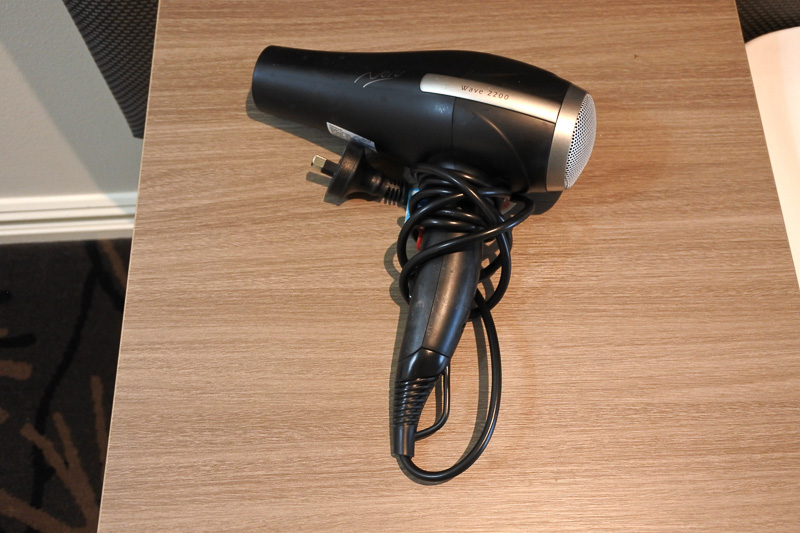 クローゼットには、アイロンとアイロン台。セキュリティボックスの上にはドライヤーが用意されていた