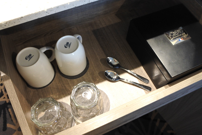 クローゼット横の台にはマカロンのほかにポット。棚を開けるとカップや紅茶を用意。ミニ冷蔵庫は自分でドリンクを入れるスタイル