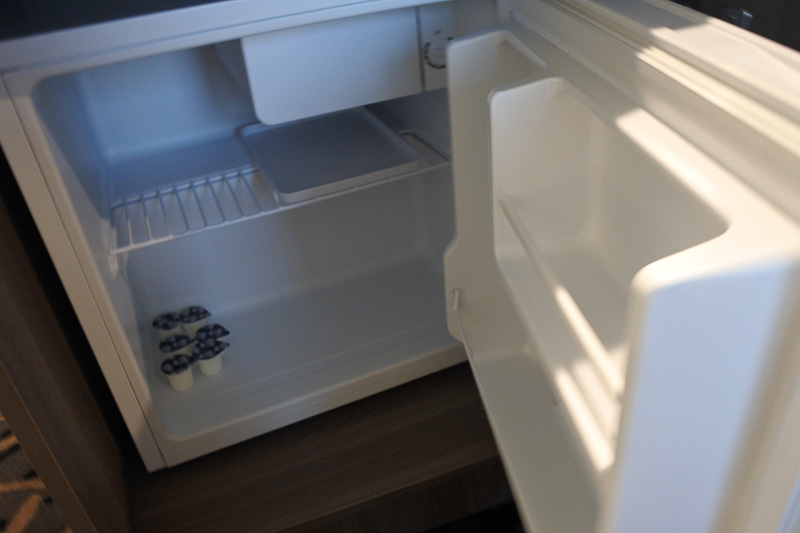 クローゼット横の台にはマカロンのほかにポット。棚を開けるとカップや紅茶を用意。ミニ冷蔵庫は自分でドリンクを入れるスタイル