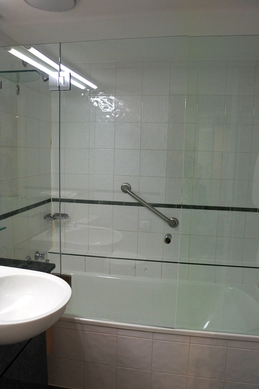 バスルームはバスタブ付き。シャワーは固定となっている