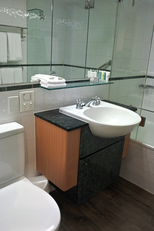 バスルームはバスタブ付き。シャワーは固定となっている