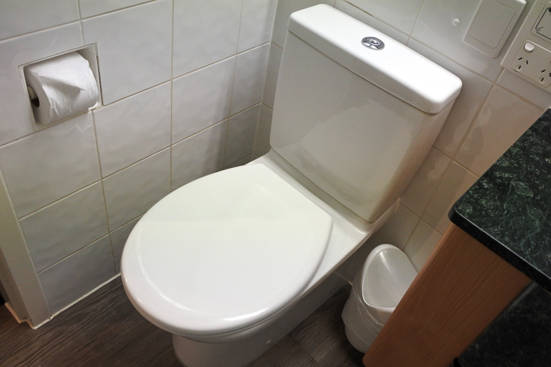 トイレは上の部分を押すと水が流れるタイプで温水洗浄機能はない