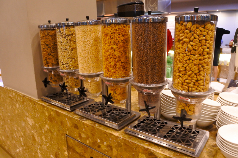 各種シリアルやチアシードを使ったプディングなども並んでいる