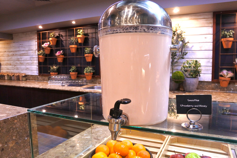 ドリンクもジュースやコーヒーなど定番があるが、オススメなのがスムージー。宿泊した際はストロベリー＆ハニーだった
